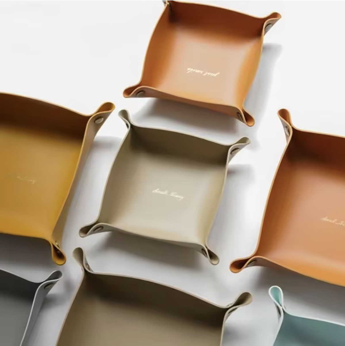 北欧スタイルの革収納トレイデスクトップオーガナイザーキージュ - Token Tray Organizer のレビューと価格
