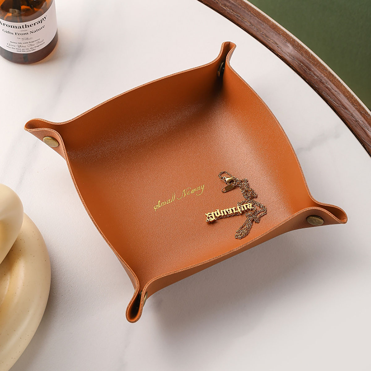 北欧スタイルの革収納トレイデスクトップオーガナイザーキージュ - Token Tray Organizer のレビューと価格